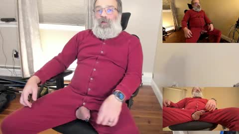 Snapshot of bear_in_mind chatting on 01/05/25, 07:49 BareBear online show from 01/05/25, 07:49