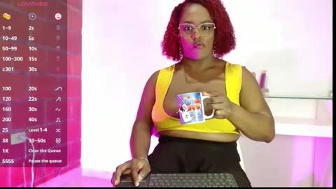 Snapshot of beatziedreams chatting on 10/28/25, 03:04 Beatzie online show from 10/28/25, 03:04