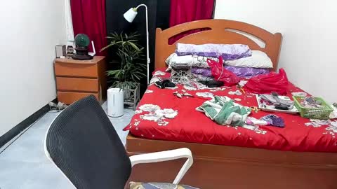 Snapshot of beautifullust chatting on 01/01/25, 05:43 Queen Angela online show from 01/01/25, 05:43