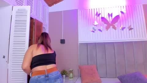Snapshot of beauty_milf4 chatting on 02/13/25, 02:45 Chantall online show from 02/13/25, 02:45