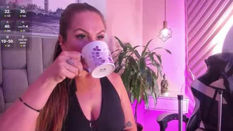 Snapshot of beauty_milf4 chatting on 10/15/25, 11:54 Chantall online show from 10/15/25, 11:54