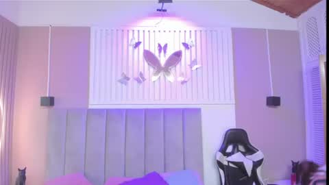 Snapshot of beauty_milf4 chatting on 06/13/26, 03:37 Chantall online show from 06/13/26, 03:37