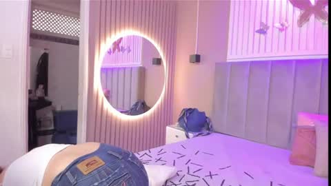 Snapshot of beauty_milf4 chatting on 06/13/26, 03:43 Chantall online show from 06/13/26, 03:43