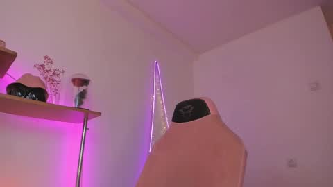 Snapshot of beautyeliise chatting on 02/24/25, 12:37 Eliise online show from 02/24/25, 12:37