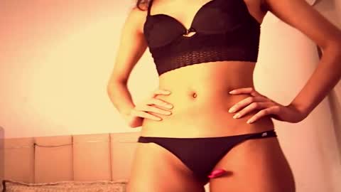 Snapshot of bebe_sua chatting on 11/19/25, 09:42 Jennifer online show from 11/19/25, 09:42