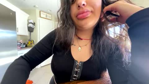 Snapshot of bebesitaa21 chatting on 10/27/25, 08:35 Angelique online show from 10/27/25, 08:35