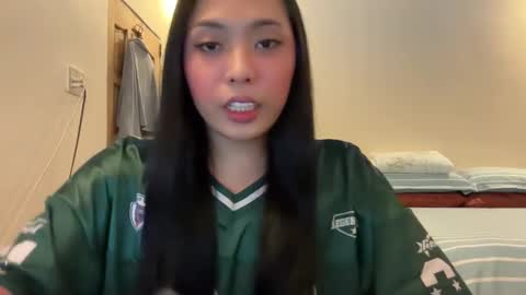 Snapshot of becinapia15 chatting on 11/16/25, 02:06 becinapia15 online show from 11/16/25, 02:06