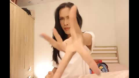 bee_thai online show from 02/14/25, 06:19