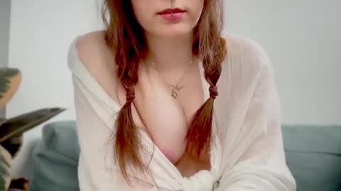 Snapshot of beeblossom chatting on 09/25/25, 03:05 Mirana Blossom online show from 09/25/25, 03:05