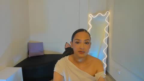 BELLA online show from 09/10/25, 01:33