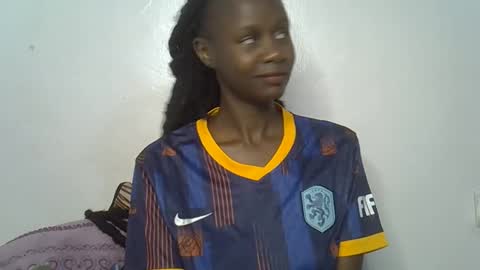 Snapshot of beeswee chatting on 12/15/24, 03:45 beeswee online show from 12/15/24, 03:45