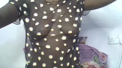 Snapshot of beeswee chatting on 12/25/24, 05:47 beeswee online show from 12/25/24, 05:47