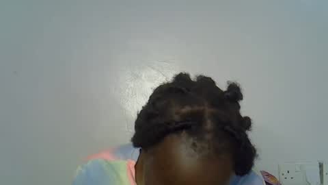 Snapshot of beeswee chatting on 12/30/24, 10:43 beeswee online show from 12/30/24, 10:43