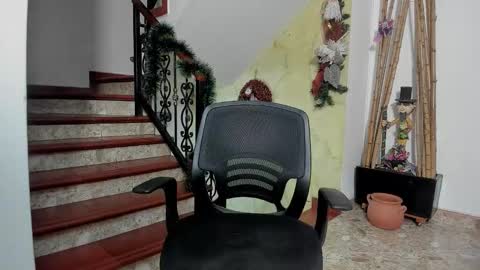 independent model online show from 12/18/25, 05:46