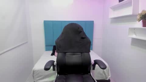 Snapshot of belinda_ws chatting on 09/22/25, 01:02 Bella online show from 09/22/25, 01:02