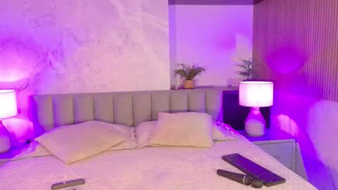 Snapshot of bella01_ chatting on 10/22/25, 01:55 BELLA online show from 10/22/25, 01:55