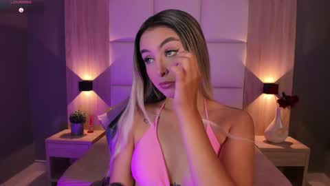 Bella cam online show from 10/04/25, 07:56