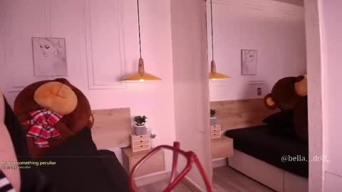 Snapshot of bella__donne chatting on 05/17/26, 12:23 online show from 05/17/26, 12:23