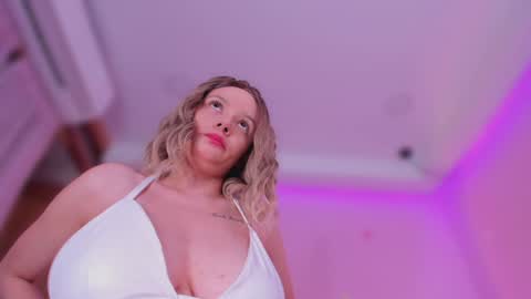 Snapshot of bella_adams_ chatting on 03/05/25, 09:48 isabella online show from 03/05/25, 09:48