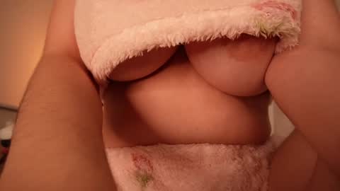 Snapshot of bella_adams_ chatting on 12/03/25, 10:52 isabella online show from 12/03/25, 10:52