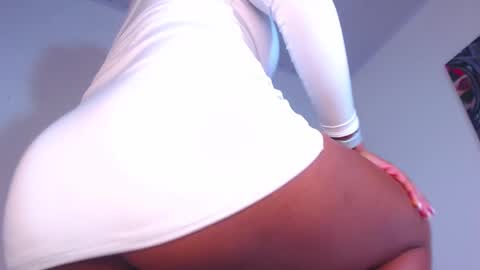 Snapshot of bella_adara1 chatting on 03/07/25, 07:52 CAMILA online show from 03/07/25, 07:52