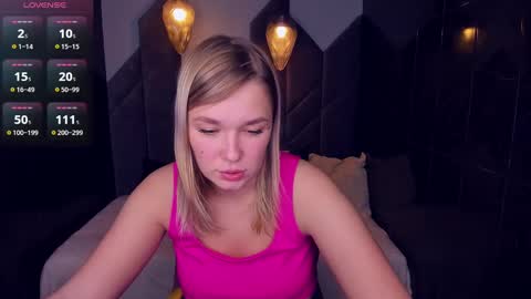 Snapshot of bella_cosmos chatting on 12/23/24, 11:57 Bella online show from 12/23/24, 11:57