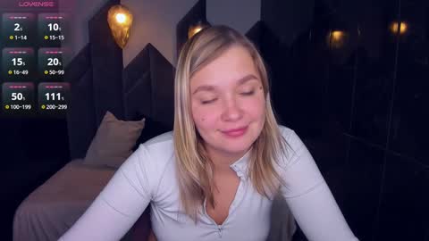 Snapshot of bella_cosmos chatting on 12/24/24, 12:11 Bella online show from 12/24/24, 12:11