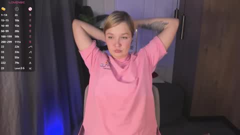 Snapshot of bella_cosmos chatting on 09/19/25, 01:23 Bella online show from 09/19/25, 01:23