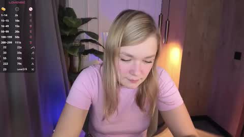 Snapshot of bella_cosmos chatting on 09/23/25, 10:18 Bella online show from 09/23/25, 10:18