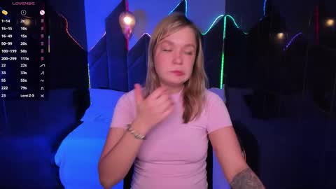 Snapshot of bella_cosmos chatting on 10/17/25, 05:32 Bella online show from 10/17/25, 05:32