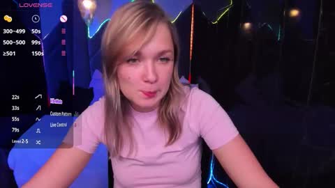 Snapshot of bella_cosmos chatting on 10/17/25, 05:37 Bella online show from 10/17/25, 05:37