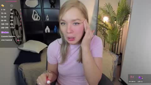 Snapshot of bella_cosmos chatting on 11/18/25, 09:03 Bella online show from 11/18/25, 09:03