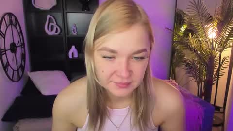 Snapshot of bella_cosmos chatting on 11/30/25, 09:02 Bella online show from 11/30/25, 09:02