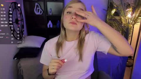 Snapshot of bella_cosmos chatting on 12/03/25, 09:07 Bella online show from 12/03/25, 09:07