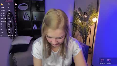 Snapshot of bella_cosmos chatting on 12/05/25, 05:27 Bella online show from 12/05/25, 05:27