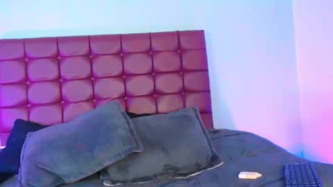 Snapshot of bella_lr chatting on 02/15/26, 10:39 Valentina online show from 02/15/26, 10:39