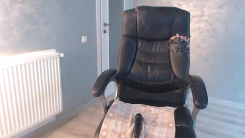 Snapshot of bella_miax chatting on 12/10/24, 09:01 online show from 12/10/24, 09:01