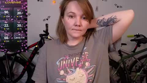 Snapshot of bella_murrrr chatting on 10/28/25, 02:59 Bella online show from 10/28/25, 02:59