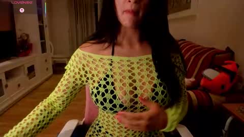 Snapshot of bella_pocahontas3 chatting on 10/15/25, 09:59 bella_pocahontas3 online show from 10/15/25, 09:59