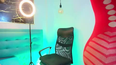 Snapshot of bella_salvatore chatting on 12/13/25, 08:25 online show from 12/13/25, 08:25