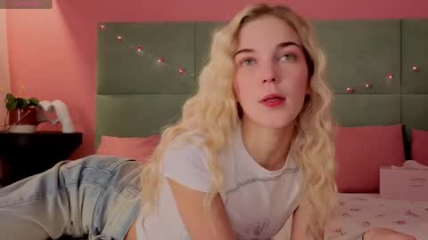 Snapshot of bella_stewarttt chatting on 05/25/26, 01:11 Bella NEW ROOM online show from 05/25/26, 01:11