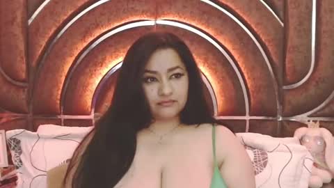 Snapshot of bella_taylor_a chatting on 09/23/25, 01:30  Bella Taylore  online show from 09/23/25, 01:30