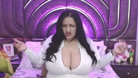 Snapshot of bella_taylor_a chatting on 09/24/25, 11:52  Bella Taylore  online show from 09/24/25, 11:52