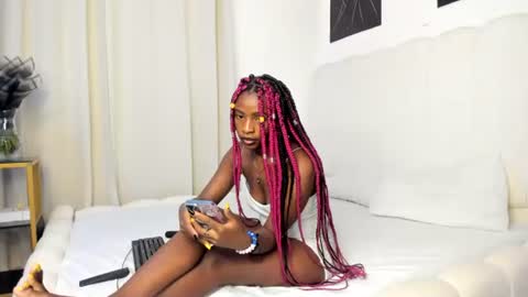 Snapshot of bella_thequeen chatting on 06/25/26, 05:12 Bella sweetpea online show from 06/25/26, 05:12