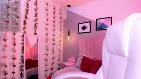 Snapshot of bella_walker_ chatting on 11/26/25, 08:32 BELLA online show from 11/26/25, 08:32