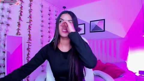 Snapshot of bella_walker_ chatting on 12/03/25, 08:07 BELLA online show from 12/03/25, 08:07