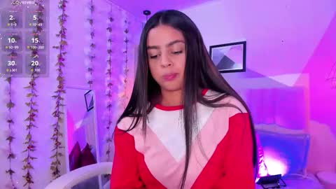 Snapshot of bella_walker_ chatting on 12/16/25, 09:42 BELLA online show from 12/16/25, 09:42