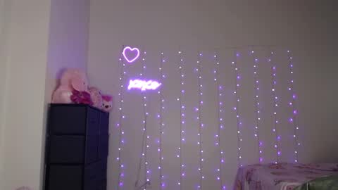 Snapshot of bellamonroee chatting on 12/24/24, 06:11 Bella Monroe online show from 12/24/24, 06:11