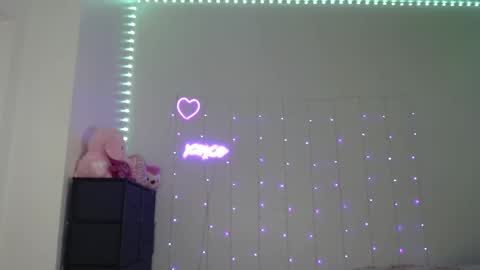Snapshot of bellamonroee chatting on 12/24/24, 09:17 Bella Monroe online show from 12/24/24, 09:17