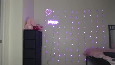 Snapshot of bellamonroee chatting on 01/17/25, 07:51 Bella Monroe online show from 01/17/25, 07:51